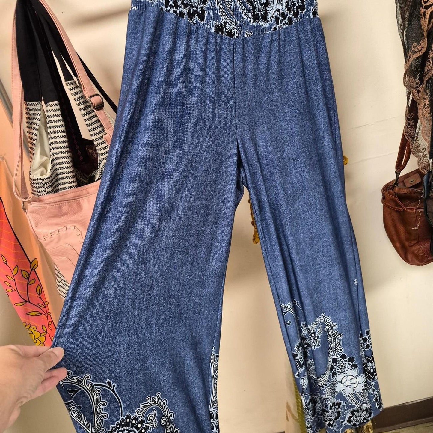 Blue denim pants with white