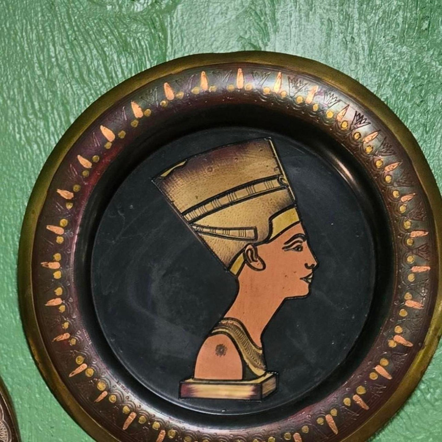 Vintage nefertiti plate with profile