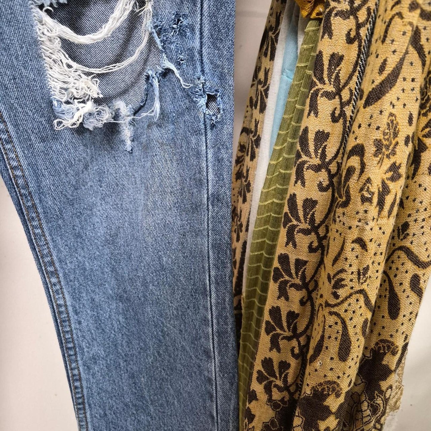 Blue denim capri jeans with