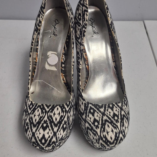 White and black ikat print