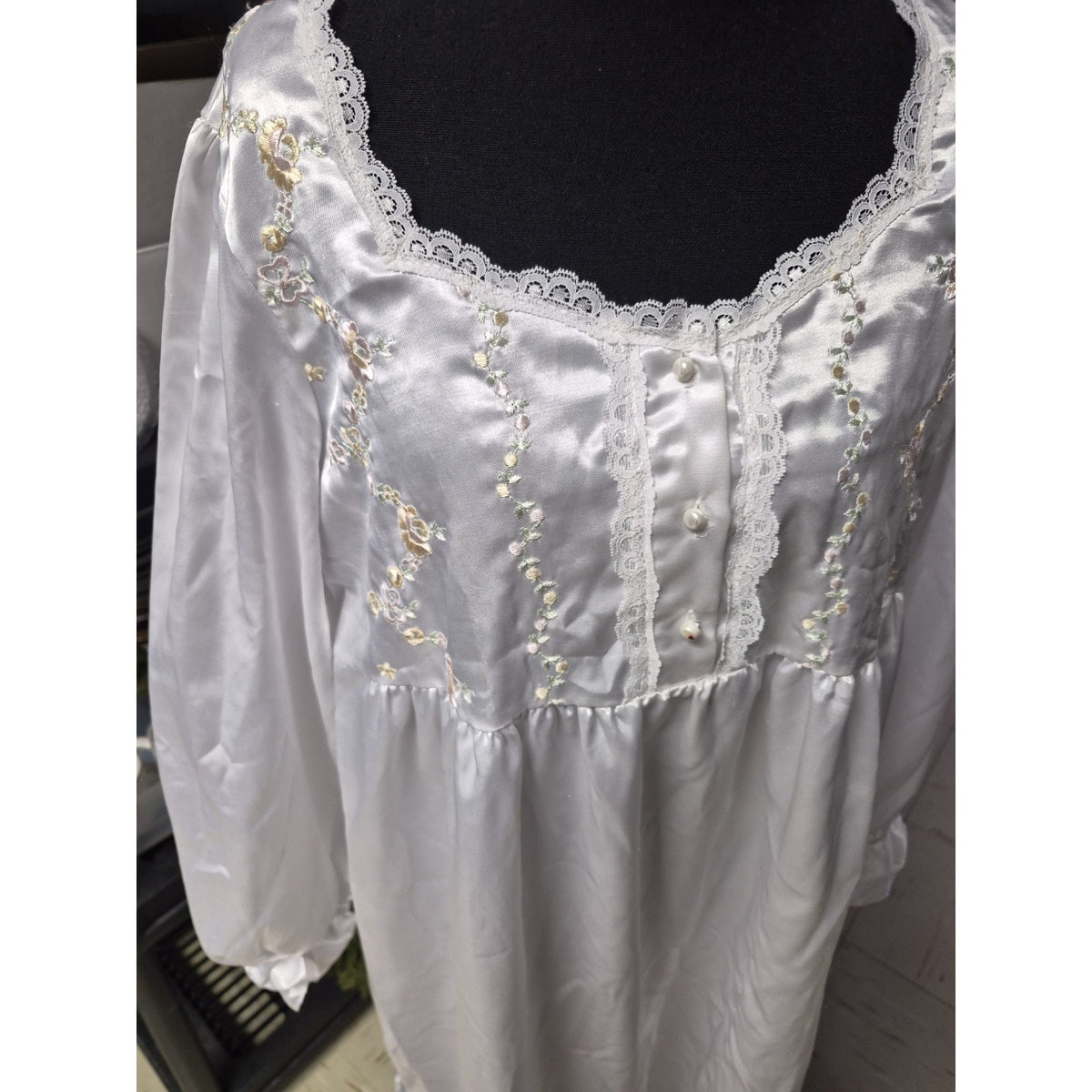 Character White Satin Lace Trim Long Sleeve Scoop Neck Nightgown Size M