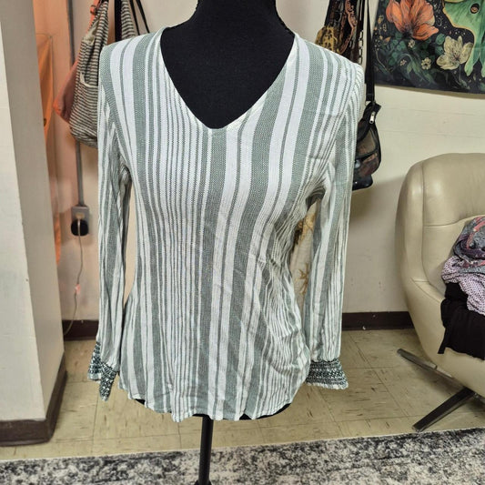 Staccato white and green striped