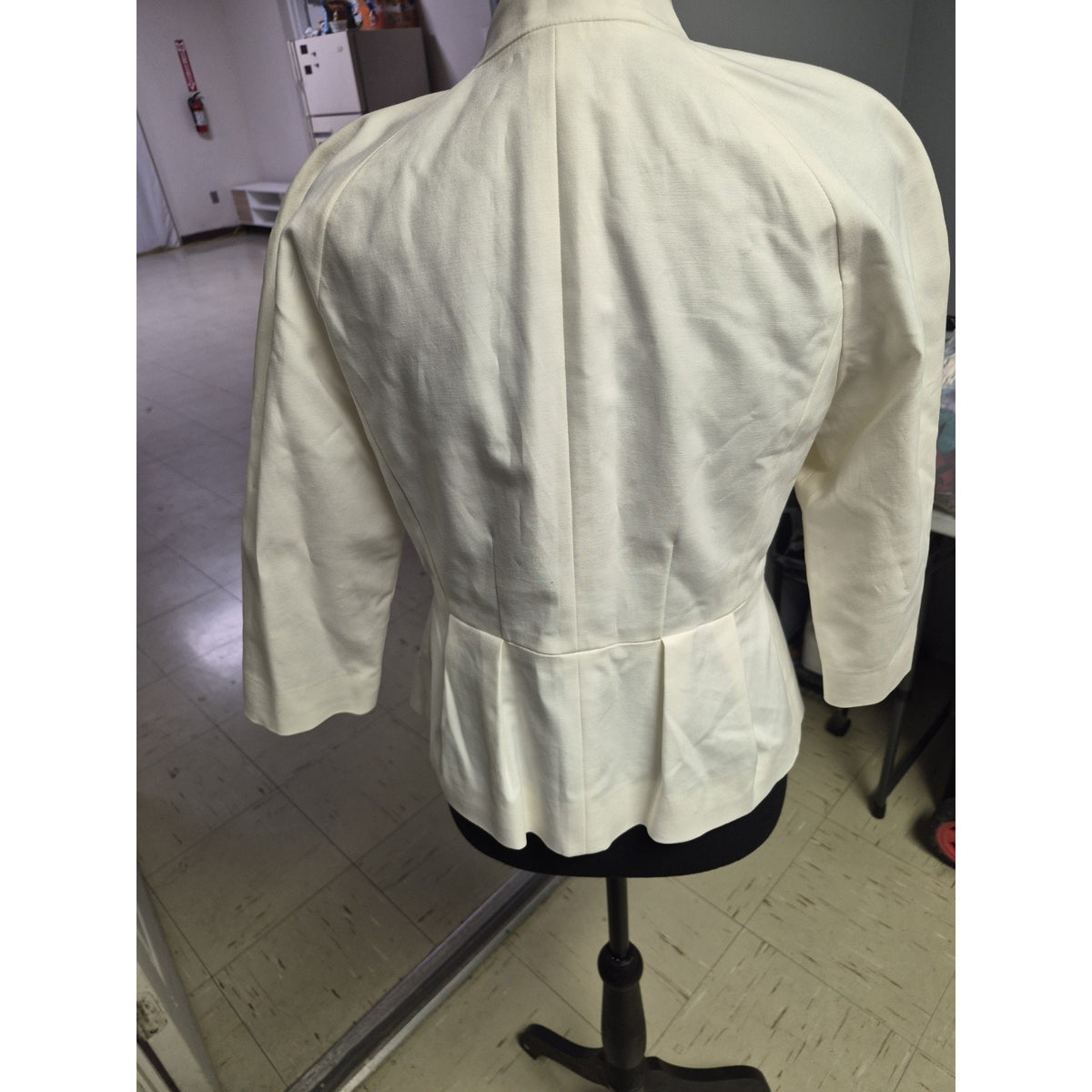 Liz Claiborne Ivory Short Jacket S 3/4 Sleeve Lined Hook & Eye Pleated