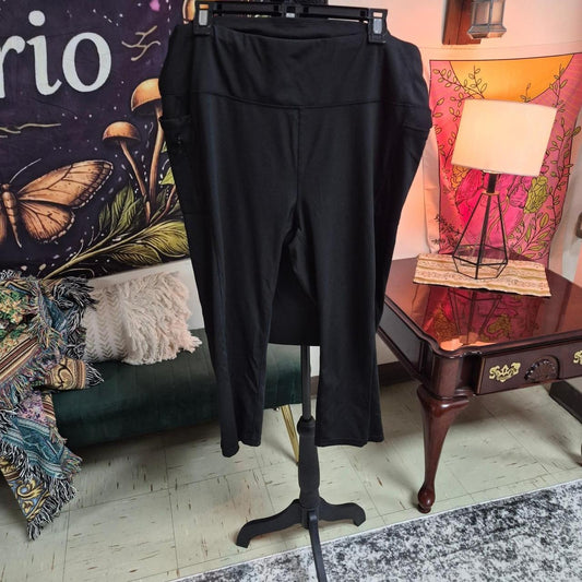 Black capri leggings with pockets